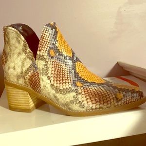 Snake Skin Blondo Size 6